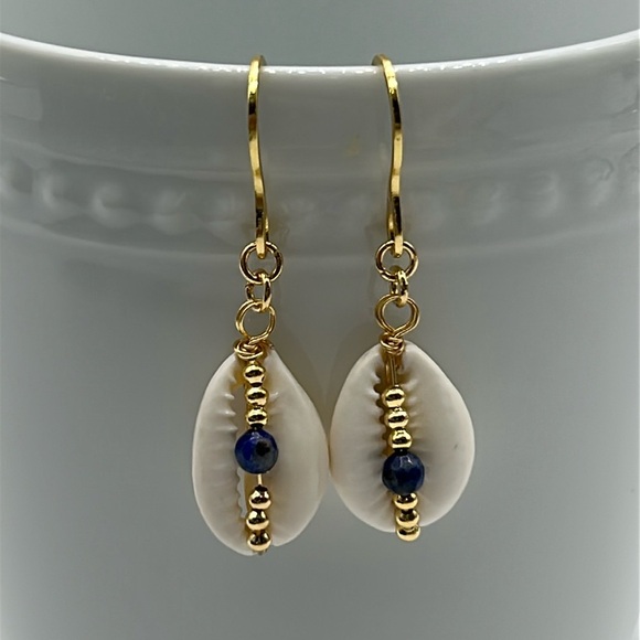 2354- Handmade Shell Dangle Earrings NWT - Picture 1 of 5
